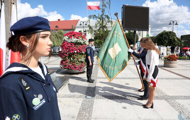 uroczystości rocznicowe na Placu Niepodległości z pocztami sztandarowymi, gośćmi (161)