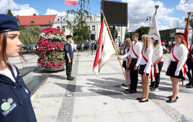 uroczystości rocznicowe na Placu Niepodległości z pocztami sztandarowymi, gośćmi (159)