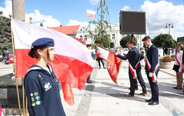 uroczystości rocznicowe na Placu Niepodległości z pocztami sztandarowymi, gośćmi (157)