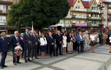 uroczystości rocznicowe na Placu Niepodległości z pocztami sztandarowymi, gośćmi (135)