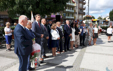 uroczystości rocznicowe na Placu Niepodległości z pocztami sztandarowymi, gośćmi (124)