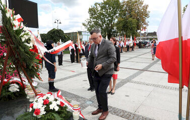 uroczystości rocznicowe na Placu Niepodległości z pocztami sztandarowymi, gośćmi (112)