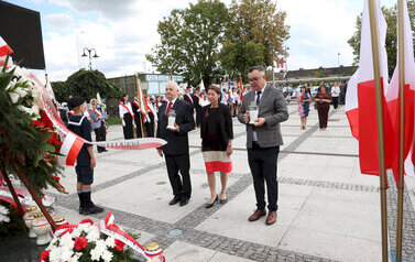 uroczystości rocznicowe na Placu Niepodległości z pocztami sztandarowymi, gośćmi (111)