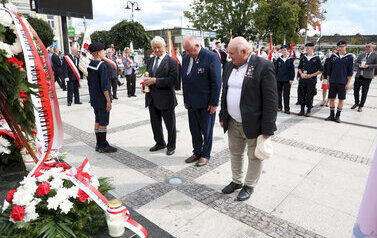 uroczystości rocznicowe na Placu Niepodległości z pocztami sztandarowymi, gośćmi (108)