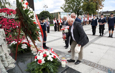 uroczystości rocznicowe na Placu Niepodległości z pocztami sztandarowymi, gośćmi (107)