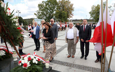 uroczystości rocznicowe na Placu Niepodległości z pocztami sztandarowymi, gośćmi (103)