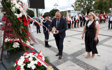 uroczystości rocznicowe na Placu Niepodległości z pocztami sztandarowymi, gośćmi (101)