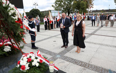 uroczystości rocznicowe na Placu Niepodległości z pocztami sztandarowymi, gośćmi (100)