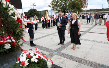 uroczystości rocznicowe na Placu Niepodległości z pocztami sztandarowymi, gośćmi (99)