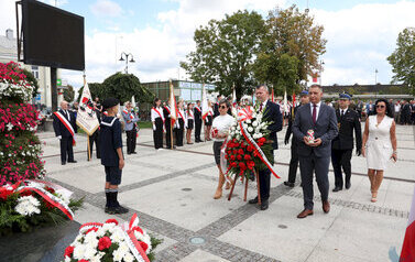 uroczystości rocznicowe na Placu Niepodległości z pocztami sztandarowymi, gośćmi (95)
