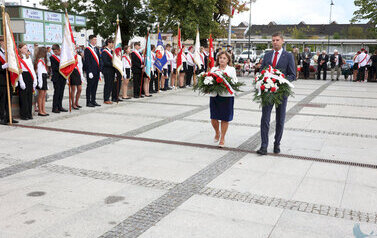uroczystości rocznicowe na Placu Niepodległości z pocztami sztandarowymi, gośćmi (91)