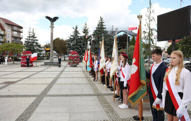 uroczystości rocznicowe na Placu Niepodległości z pocztami sztandarowymi, gośćmi (88)