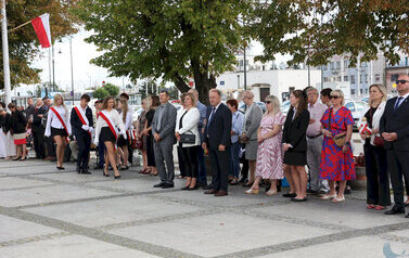uroczystości rocznicowe na Placu Niepodległości z pocztami sztandarowymi, gośćmi (73)