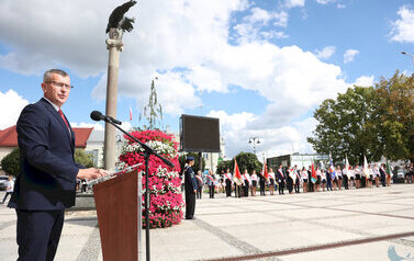 uroczystości rocznicowe na Placu Niepodległości z pocztami sztandarowymi, gośćmi (64)
