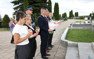 uroczystości rocznicowe na Placu Niepodległości z pocztami sztandarowymi, gośćmi (42)