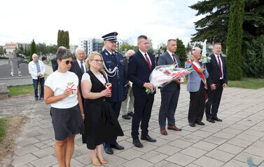 uroczystości rocznicowe na Placu Niepodległości z pocztami sztandarowymi, gośćmi (41)