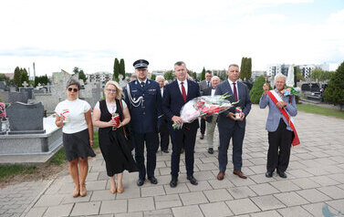 uroczystości rocznicowe na Placu Niepodległości z pocztami sztandarowymi, gośćmi (40)