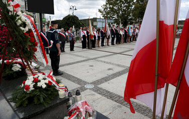 uroczystości rocznicowe na Placu Niepodległości z pocztami sztandarowymi, gośćmi (27)