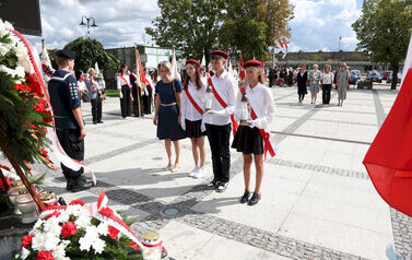 uroczystości rocznicowe na Placu Niepodległości z pocztami sztandarowymi, gośćmi (17)