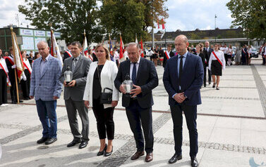 uroczystości rocznicowe na Placu Niepodległości z pocztami sztandarowymi, gośćmi (10)