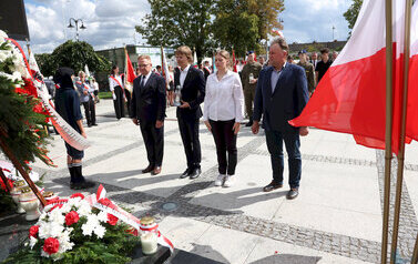 uroczystości rocznicowe na Placu Niepodległości z pocztami sztandarowymi, gośćmi (5)