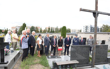 uroczystości rocznicowe na Placu Niepodległości z pocztami sztandarowymi, gośćmi (3)