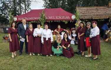 Komisja konkursowa ogląda stoiska promocyjne wsi (15)