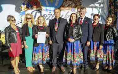 Komisja konkursowa ogląda stoiska promocyjne wsi (177)