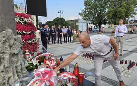 Składanie kwiat&oacute;w i zniczy przez uczestnik&oacute;w obchod&oacute;w 1 sierpnia-6