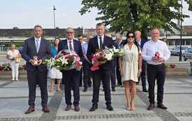 Składanie kwiat&oacute;w i zniczy przez uczestnik&oacute;w obchod&oacute;w 1 sierpnia