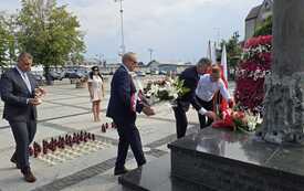 Składanie kwiat&oacute;w i zniczy przez uczestnik&oacute;w obchod&oacute;w 1 sierpnia.-5