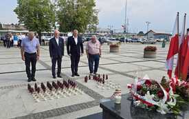 Składanie kwiat&oacute;w i zniczy przez uczestnik&oacute;w obchod&oacute;w 1 sierpnia.-4