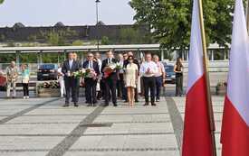 Składanie kwiat&oacute;w i zniczy przez uczestnik&oacute;w obchod&oacute;w 1 sierpnia.