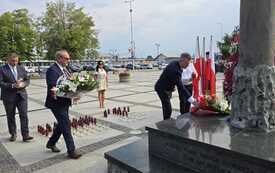 składanie kwiat&oacute;w i zniczy