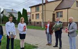 burmistrz-Łap-krzystzof-gołaszewski-i-dyrektor-szkoły-Krzystzof-Łapiński-składaja-kwiaty-przy-obelis