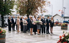 uczestnicy uroczystości z okazji 87 rocznicy agresji sowieckiej na Polskę składają kwiaty przy Pomniku Niepodległości (3)