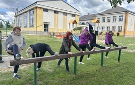 uczestnicy projektu ćwiczą na siłowni (6).jpeg