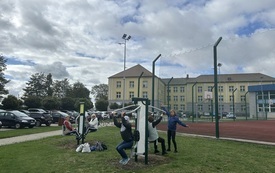 uczestnicy projektu ćwiczą na siłowni (4).jpeg