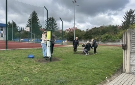 uczestnicy projektu ćwiczą na siłowni (3).jpeg