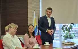 burmistrz Wunsiedel Nicholas Lachovnik przemawia