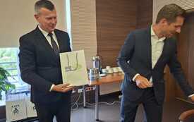 burmistrz Krzysztof Gołaszewski odbiera upominek od Burmistrza Wunsiedel