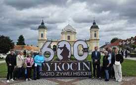 delegacja z Wunsiedel przed napisem 600 lat historii Tykocina