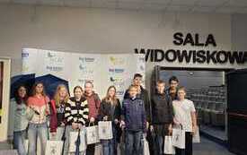 Dzieci przed sala w Domu Kultury