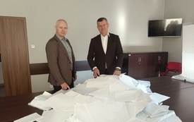 od lewej zastępca burmistrza Krzysztof Dudziński i burmistrz Łap Krzysztof Gołaszewski przy wysypanych z urny głosach na BO