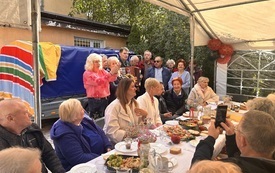 seniorzy podczas zabawy w czasie Potan&oacute;wki (6).jpeg