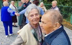 seniorzy podczas zabawy w czasie Potan&oacute;wki (5)