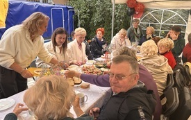 seniorzy podczas zabawy w czasie Potan&oacute;wki (5).jpeg