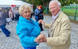seniorzy podczas zabawy w czasie Potan&oacute;wki (4)