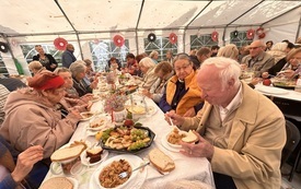 seniorzy podczas zabawy w czasie Potan&oacute;wki (4).jpeg