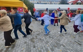 seniorzy podczas zabawy w czasie Potan&oacute;wki (3)